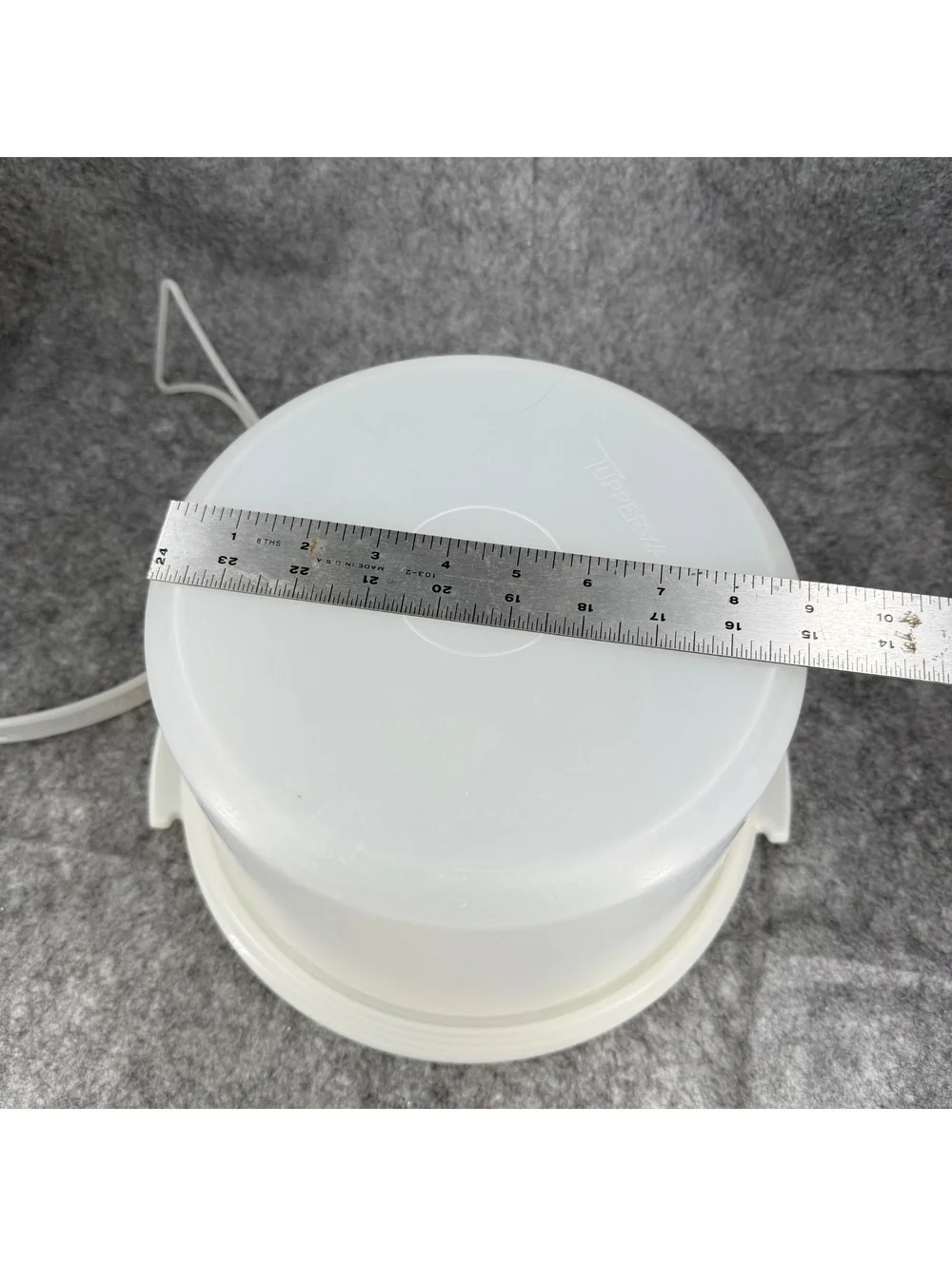 Vintage Tupperware Round Cake Taker Carrier White EUC 061